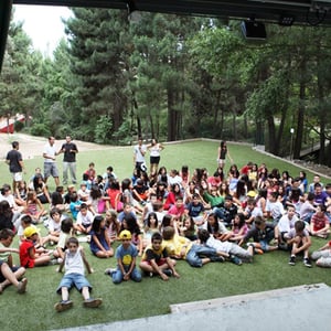Estudiantes de InterWay sentados en el césped participando en dinámicas de grupo al aire libre durante su inmersión lingüística.