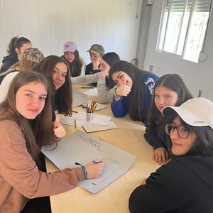 Estudiantes interactuando en un aula durante las clases formativas del programa de inmersión lingüística English Town España.