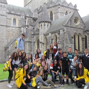 Grupo de estudiantes del programa English Week de InterWay posando frente a un edificio histórico de arquitectura gótica durante su excursión por Europa