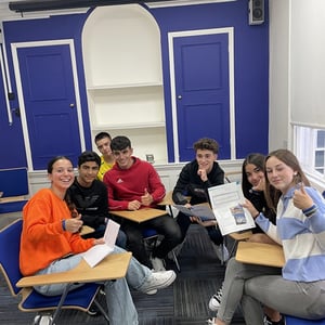 Alumnos de InterWay participando en una actividad en grupo en interiores como parte de su viaje de idiomas por Europa.