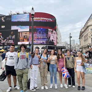 Grupo de estudiantes de InterWay paseando por una concurrida zona urbana europea durante su programa de fin de curso English Week.