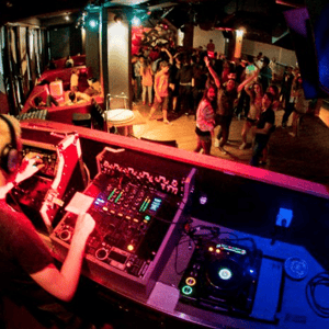 Vista desde la mesa de mezclas del DJ durante una de las fiestas nocturnas y discoteca para los estudiantes del curso de inglés de InterWay en Bath.