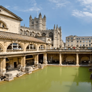 Vista del histórico recinto de las Termas Romanas con la Abadía de Bath al fondo, una de las visitas culturales del programa de InterWay en Inglaterra.
