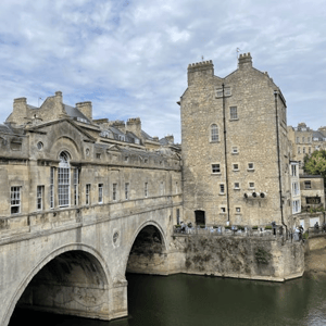 Vista del famoso puente Pulteney Bridge sobre el río Avon en Bath, Inglaterra, una de las visitas culturales del curso de inglés de InterWa