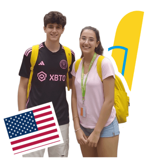 Un alumno y una alumna con mochilas amarillas de InterWay en Boston, integrado con la bandera estadounidense y formas de la marca.