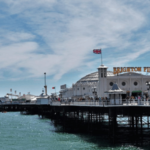 Vista del emblemático muelle Brighton Palace Pier sobre el mar en un día despejado, una de las atracciones principales del curso de inglés de InterWay.