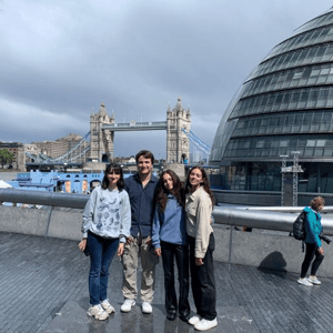 Cuatro alumnos de InterWay posando en el paseo marítimo junto al Ayuntamiento de Londres y el famoso puente Tower Bridge durante una excursión de un día.