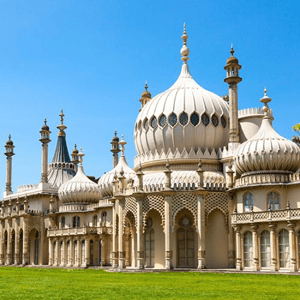 Fachada de estilo indo-sarraceno con cúpulas del emblemático palacio Royal Pavilion de Brighton, visitado por los estudiantes del curso de InterWay.