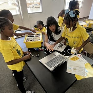 Estudiantes del programa de verano de InterWay trabajando en equipo en un aula interactiva equipada con ordenadores portátiles.