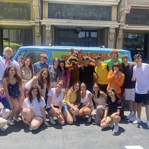 Un grupo numeroso de alumnos y monitores de InterWay posa sonriente al aire libre durante una jornada de excursión urbana en California.