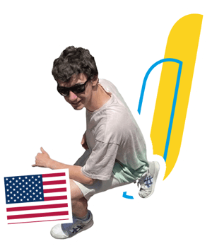 Estudiante sentado y sonriendo para el programa de InterWay en el Sur de California, integrado con la bandera estadounidense