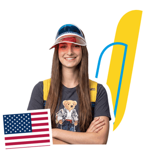 na estudiante sonriendo con gorra y los brazos cruzados para el programa de InterWay en la Costa Este, integrado con la bandera estadounidense