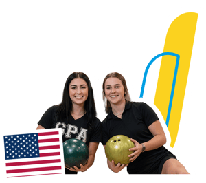 Dos estudiantes vestidas de negro sujetando una bola de bolos para el programa de InterWay en Dallas, integrado con la bandera estadounidense.