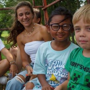 Alumnos de InterWay disfrutando de una tarde de juegos al aire libre junto a niños de la familia anfitriona en Colorado.