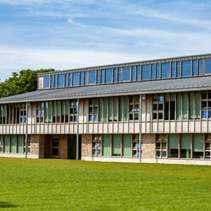 Vista exterior de un edificio moderno de aulas e instalaciones del campus escolar utilizado por InterWay para sus programas de inglés en Dublín, rodeado de zonas verdes.