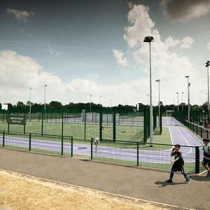 Vista de las instalaciones deportivas exteriores con campos de fútbol vallados y pistas de atletismo perimetrales utilizadas en el campamento del Tottenham de InterWay.