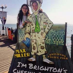 Estudiantes del curso de inglés infantil de InterWay divirtiéndose en un photocall tradicional de cartón cómico durante una excursión a Brighton, Inglaterra.
