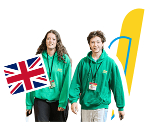 Dos alumnos con sudaderas verdes del programa de InterWay en el Reino Unido, integrado con la bandera británica y gráficos.