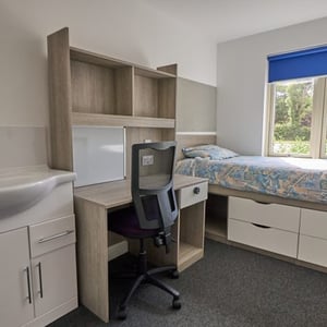 Habitación individual o compartida de la residencia de estudiantes de Hurst College, mostrando el escritorio de estudio y la cama en el programa de InterWay.