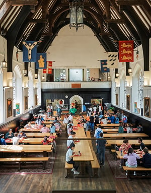 Vista aérea del gran comedor de estilo tradicional británico con largas mesas de madera, donde los alumnos del curso de InterWay realizan sus comidas diarias.