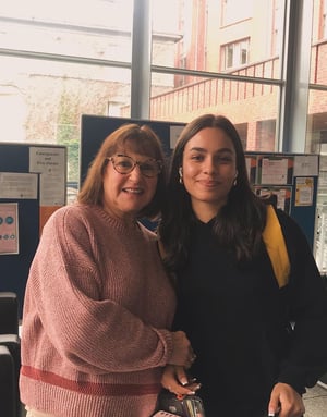 Una joven estudiante del programa de inmersión lingüística de InterWay posa sonriente junto a una mujer en el interior de una estancia durante su estancia en Irlanda.