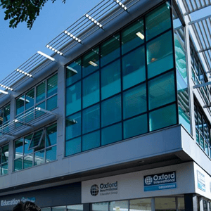 Fachada acristalada y de arquitectura contemporánea del centro académico Oxford International, utilizado en los programas de idiomas de InterWay en Londres.
