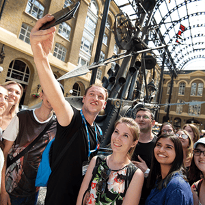 Un grupo de alumnos internacionales de InterWay haciéndose un selfie divertido durante una excursión urbana y cultural por los puntos emblemáticos de Londres.