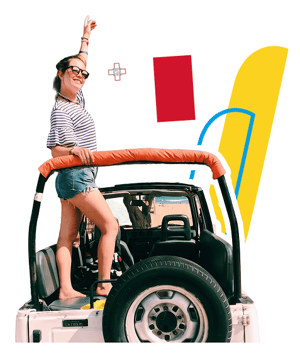 Una estudiante sonriendo de pie en un jeep descapotable durante el curso de inglés en Malta de InterWay, con la bandera maltesa