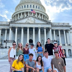 Un grupo de estudiantes del curso de InterWay en Maryland posa sonriente frente a la fachada principal del edificio del Capitolio en Washington D. C.