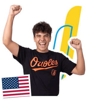 Estudiante celebrando con los puños en alto y vistiendo una camiseta de los Orioles para el programa de InterWay en Maryland, integrado con la bandera estadounidense