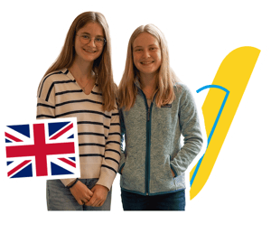 dos estudiantes del curso de inglés de InterWay sonriendo, integradas sobre el fondo de la residencia de Oxford Brookes University con la bandera del Reino Unido