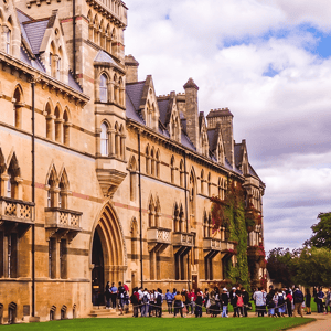 Impresionante fachada de arquitectura gótica del prestigioso college Christ Church en Oxford, destino histórico de los cursos de inglés de InterWay.