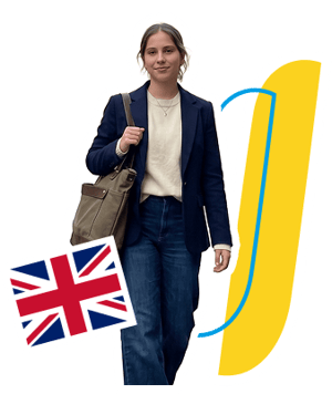Estudiante sonriente con americana azul y bolso colgado durante su curso de inglés en Oxford, con la bandera del Reino Unido y elementos corporativos de InterWay.