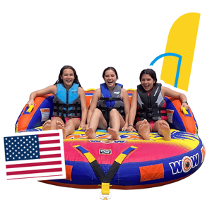 Tres alumnas sonriendo a bordo de un flotador inflable gigante para el programa de InterWay en St. Louis, integrado con la bandera estadounidense.