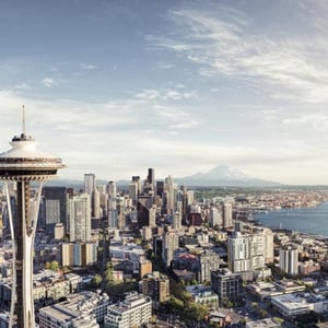 Vista panorámica del horizonte urbano de Seattle con la icónica torre Space Needle y los rascacielos del centro durante una excursión del programa de InterWay.