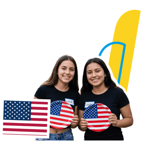 Dos estudiantes sonriendo con camisetas oscuras para el programa de InterWay en Seattle, integrado con la bandera de Estados Unidos y gráficos amarillos corporativos.