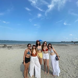 Grupo de jóvenes estudiantes de InterWay disfrutando de una jornada de sol y arena en una extensa playa del Sur de California.