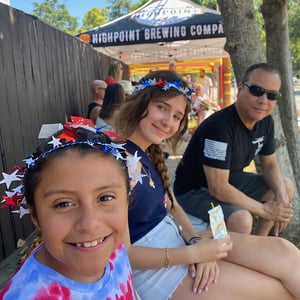 Primer plano de una alumna sonriendo con una corona de flores durante una de las actividades comunitarias del programa de InterWay en California.