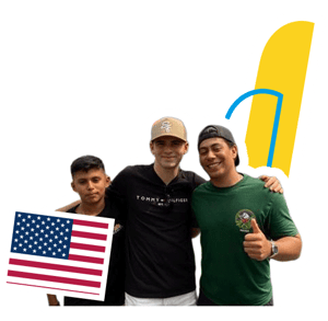 Estudiantes del programa de inmersión de InterWay en Estados Unidos integrado con la bandera americana y trazos amarillos de la marca.