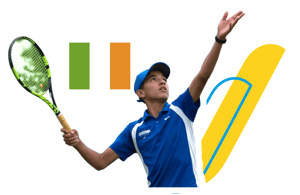 Un estudiante con equipación azul sacando con la raqueta en alto durante el Tennis Camp en Irlanda de InterWay, junto a la bandera irlandesa