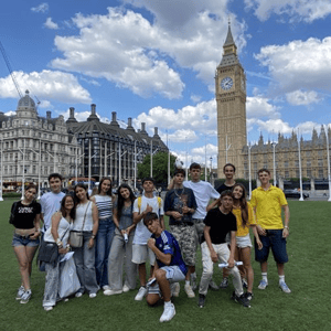 Estudiantes del programa de idiomas de InterWay posando juntos en el césped frente al Big Ben y el Palacio de Westminster en Londres.