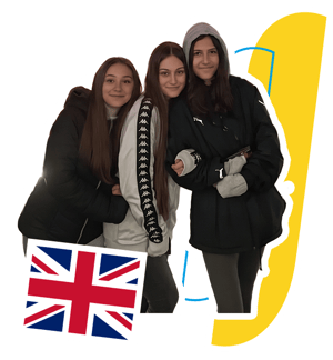 Tres estudiantes de InterWay sonriendo juntas y abrigadas durante su curso de inglés en Inglaterra, en una composición con la bandera del Reino Unido y elementos de marca amarillos.