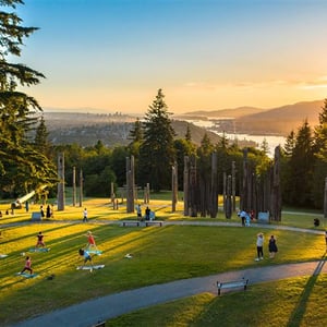 Vista del parque de tótems indígenas de Vancouver rodeado de naturaleza durante una excursión cultural de Interway en Canadá