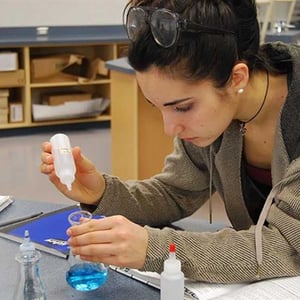 Estudiante del programa Gap Year de Interway trabajando con instrumental científico en un laboratorio de Canadá