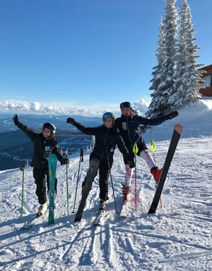 Estudiantes de Interway posando con sus esquís en una estación de montaña durante su experiencia Gap Year en la nieve