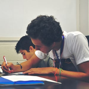 Estudiantes de Interway concentrados trabajando y escribiendo durante una clase escolar en Irlanda