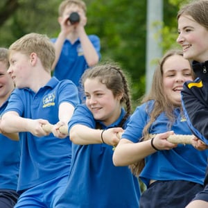 Estudiantes de Interway participando en un juego de tirasoga al aire libre durante un campamento en Irlanda