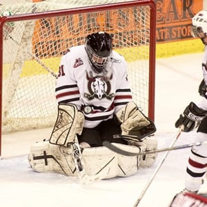 Estudiante de Interway equipado como portero de hockey sobre hielo en una pista de Estados Unidos