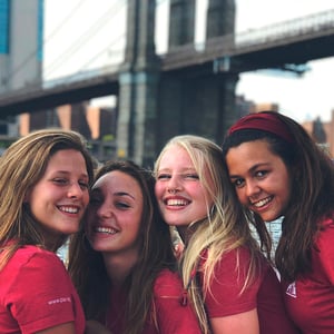 Grupo de estudiantes de Interway en Nueva York posando con el puente de Brooklyn de fondo durante una excursión en EEUU