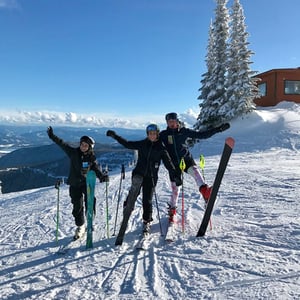Estudiantes de Interway posando con esquís en la cima de una montaña nevada durante su año escolar en EEUU